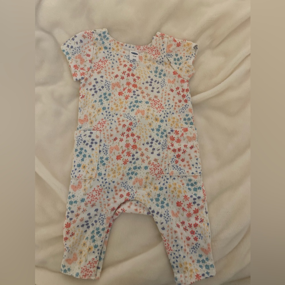 Old Navy - 3-6mo - great used condition - one piece romper